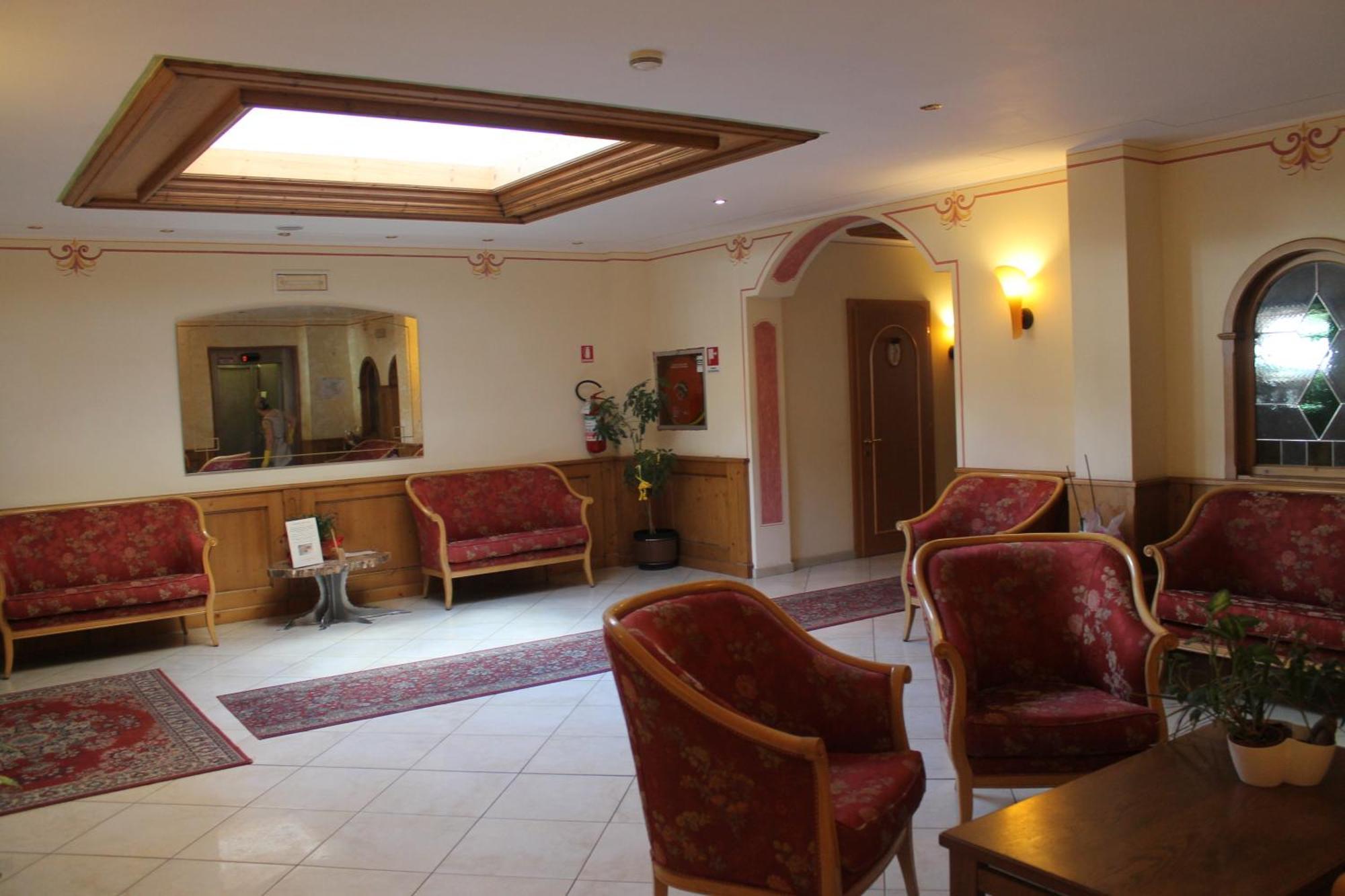 Hotel Canada Пинцоло Екстериор снимка