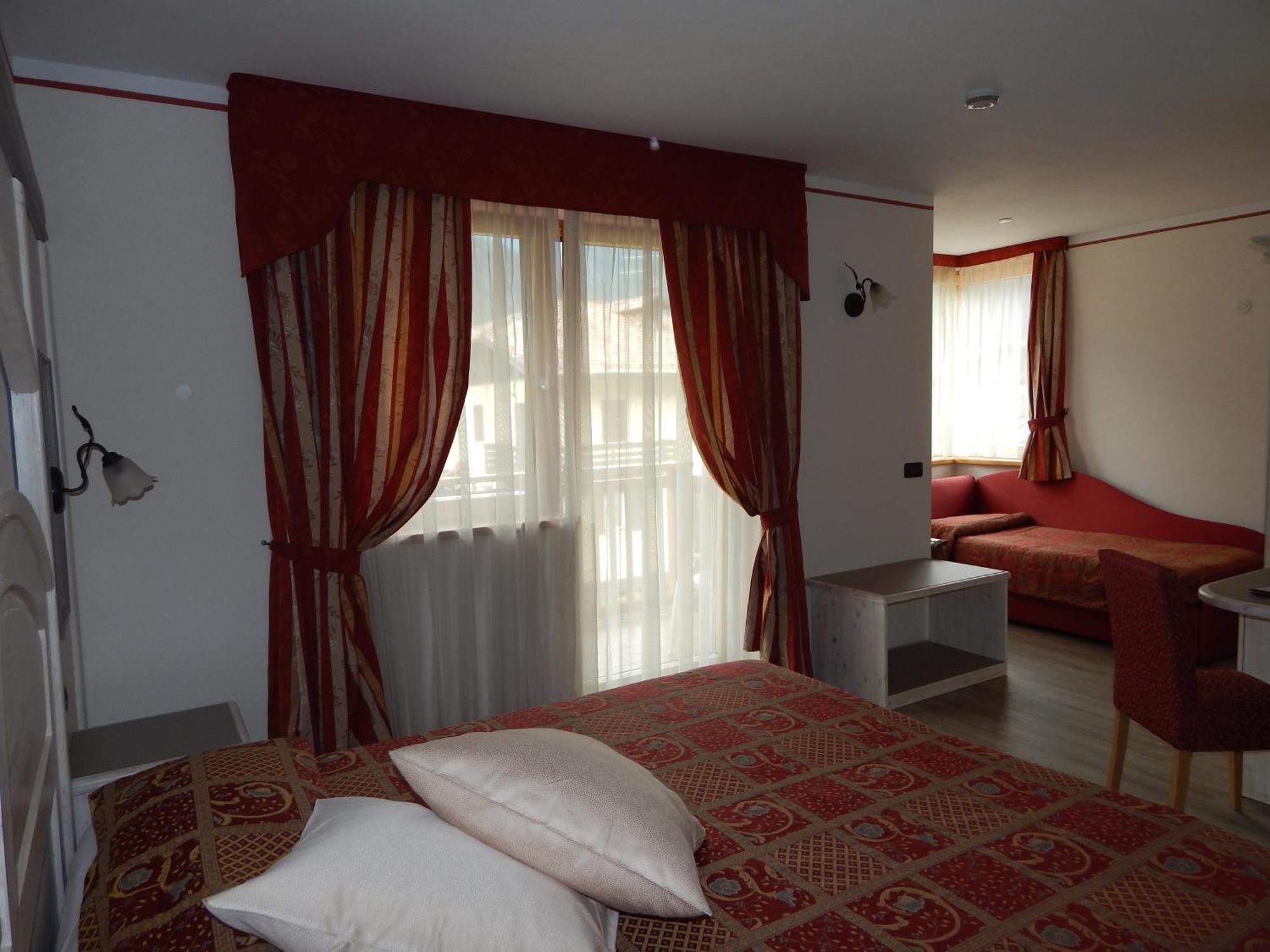 Hotel Canada Пинцоло Екстериор снимка