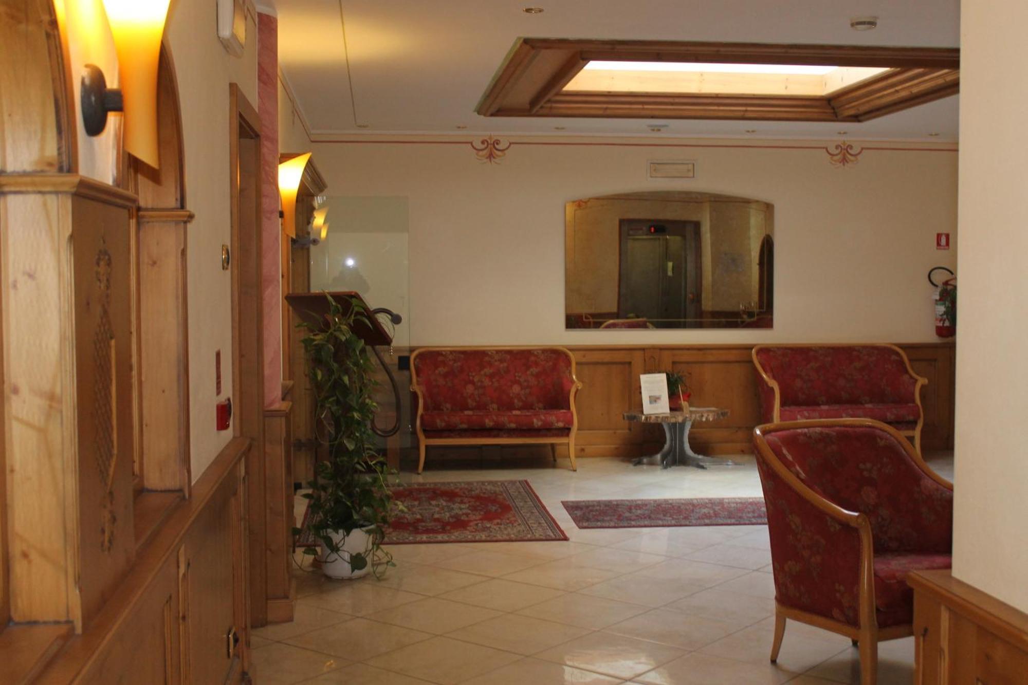 Hotel Canada Пинцоло Екстериор снимка