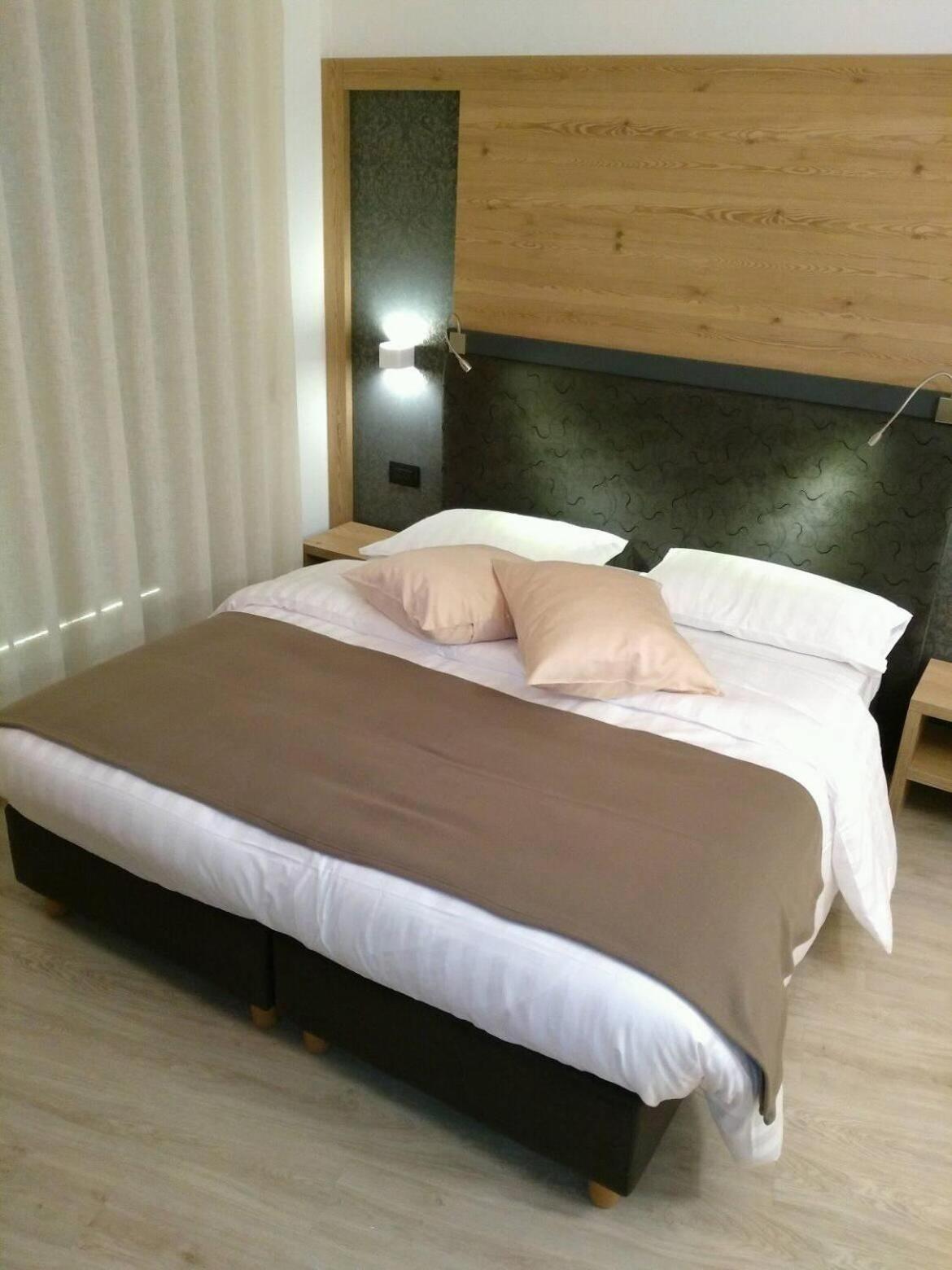 Hotel Canada Пинцоло Екстериор снимка